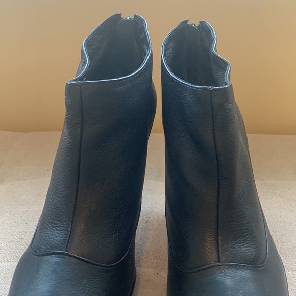 BCBG MAXAZRIA Women's Black Platform Booties Zip Back Size 10 - Picture 6 of 16